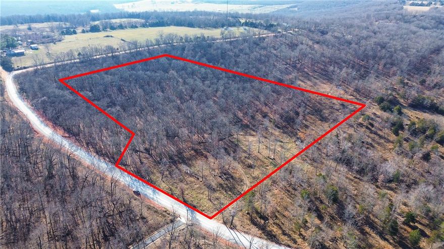 Nestled in the peaceful countryside of Hindsville, Arkansas, this 10.11-acre parcel features a mix of open meadow and mature woodland. Gently rolling terrain and sunlit clearings are perfect for a custom home, garden, or small pasture, while the woods provide privacy and wildlife enjoyment. The property is eligible for a septic permit exemption and offers a serene retreat for building or relaxing.
Ubicado en el tranquilo campo de Hindsville, Arkansas, este terreno de 10.11 acres ofrece una
combinación de prados abiertos y bosques maduros, creando un refugio privado y tranquillo. Las zonas boscosas ofrecen sombra, privacidad y la oportunidad de
disfrutar de la naturaleza y la fauna local. Este terreno es un lugar perfecto para construir,
relajarse o simplemente disfrutar del ritmo tranquilo de la vida en Arkansas. Esta propiedad