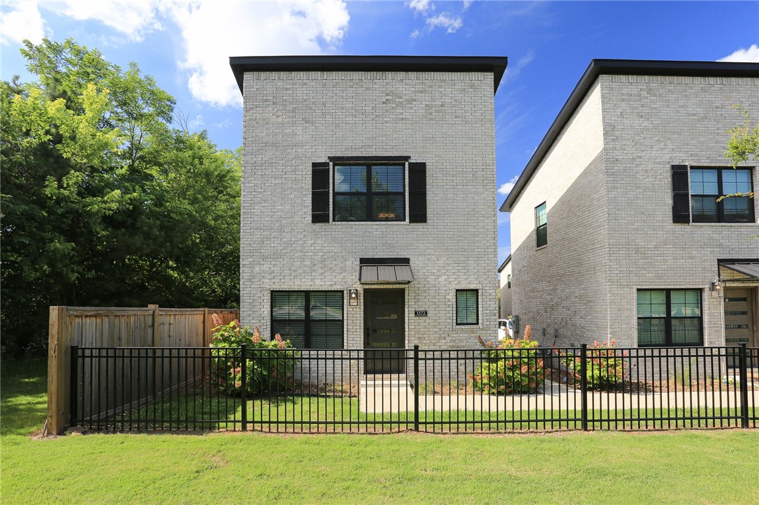 LOCATION, LOCATION, LOCATION! This nearly new all-brick townhome is perfectly situated just minutes from Baum Stadium, the University of Arkansas, and the Razorback Greenway Trailāputting you right in the heart of everything Fayetteville has to offer. With two private parking spaces at the rear, yard maintenance included, and a pre-wired security system, this home is as low-maintenance as it gets. Whether youāre looking for a personal getaway or student housing. This property delivers flexibility and ease in Razorback country.
Donāt miss your chance to own in this prime locationāschedule your showing today!