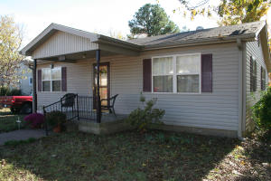 CUTE 2 BR 2 BATH HOME WITH NICE LOCATION CLOSE TO SCHOOLS. NEW DISHWASHER WAS JUST INSTALLED. APPLIANCES ARE CONVEYING TO NEW OWNERS. THERE IS A SHED FOR STORAGE IN THE LARGE BACK YARD. SELLERS ARE PROVIDING ONE YEAR HOME WARRANTY FROM AMERICA'S PREFERRED.