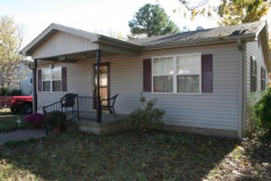 CUTE 2 BR 2 BATH HOME WITH NICE LOCATION CLOSE TO SCHOOLS. NEW DISHWASHER WAS JUST INSTALLED. APPLIANCES ARE CONVEYING TO NEW OWNERS. THERE IS A SHED FOR STORAGE IN THE LARGE BACK YARD. SELLERS ARE PROVIDING ONE YEAR HOME WARRANTY FROM AMERICA'S PREFERRED.