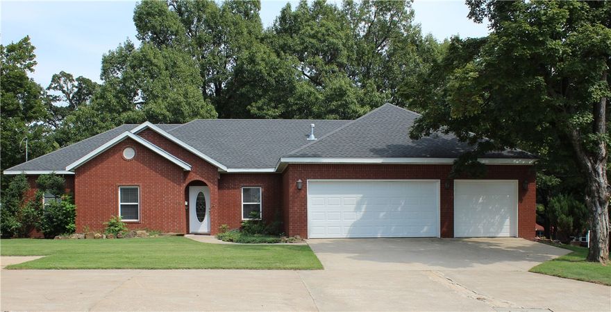 Just 1 block from Wilson Park, all-brick 3 BR, 2 & 1/2 bath, 3-car garage. Sale includes lots 19 & 20 (house) and lots 17 & 18 on Cleburn St (vacant land): totals approximately .96 acre. All 2.5 baths have handicapped accessible doorways.