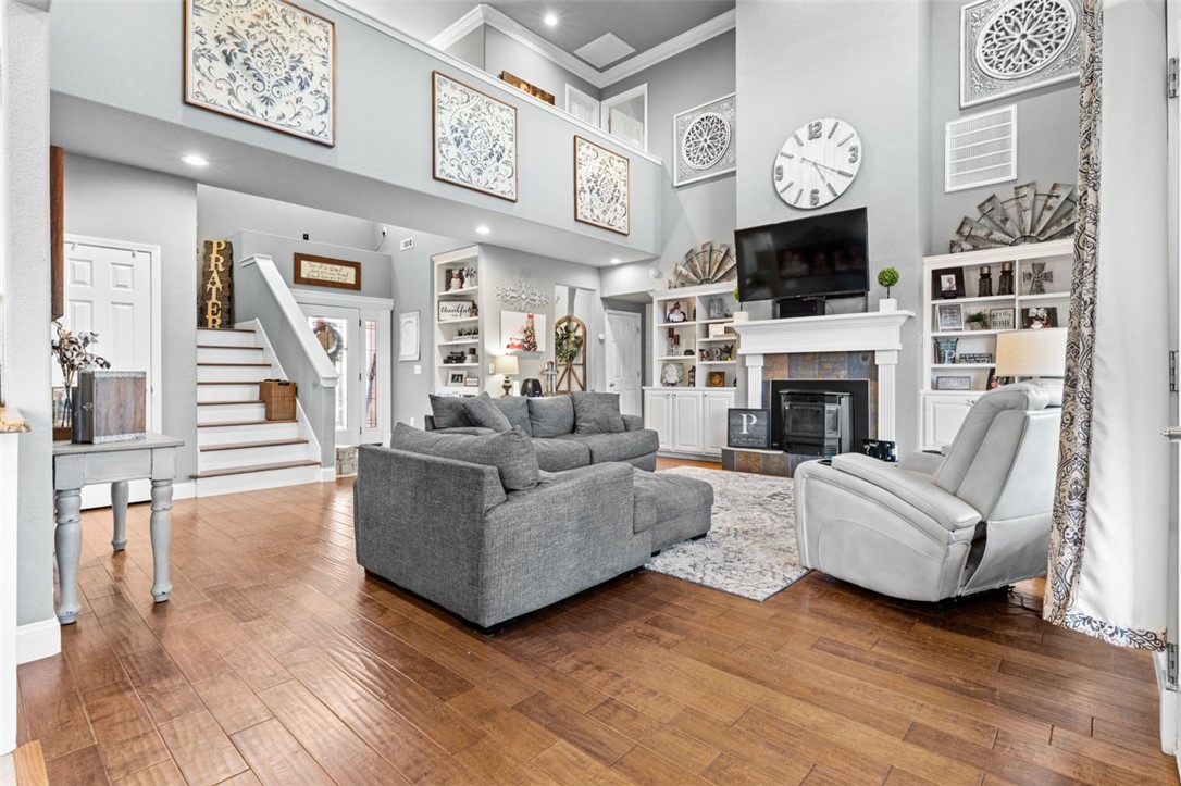 Located in the prestigious Pepper Hill Estates community in Siloam Springs, this home is sure to impress. This beautiful home sits on 1.27 acres and offers 3 large bedrooms, 2.5 baths, an office, and a huge bonus room. Interior has had lots of updates to include custom upgraded lighting, custom roman shades, shiplap in several areas, designer wallpaper, and a full remodel in the master bathroom. Exterior of the home was just updated to include new composite decking, new sod, landscaping, new shutters, gables, tongue and groove porch ceilings, and more. Located 10 min east of Siloam Springs, 15min to XNA, and just 20 min to Springdale. Per seller, you have the option to choose Gentry Schools or Siloam Springs Schools, Siloam Schools. Schedule your showing today.
