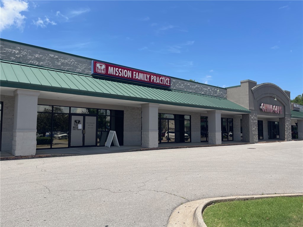 Excellent medical space for lease. Space contains 5,250 sf with reception, multiple exam rooms, nurse station, breakroom and office. Call for more information.