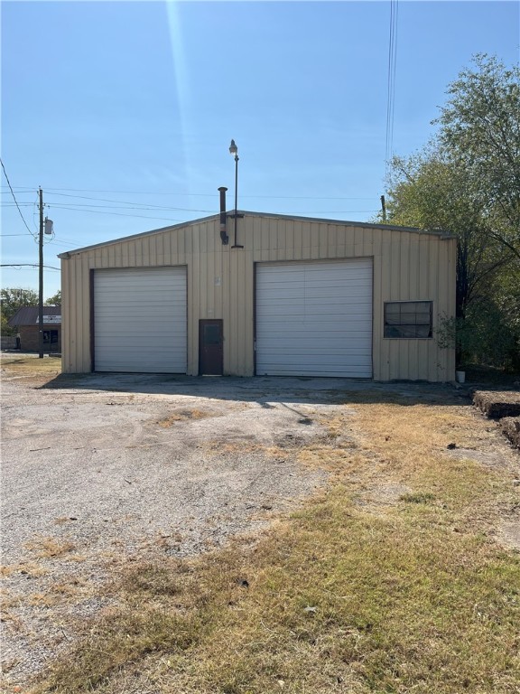 Flex space for lease centered between I-49 and 71-B right on Main Dr. in Johnson. Traffic count of 16,000 plus. 3000 square feet with two 14 foot roll up doors.