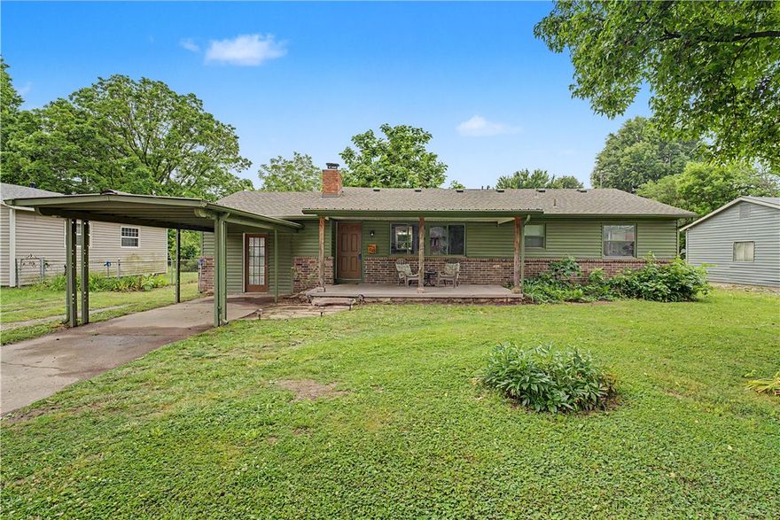 Really cute 3 bedroom, 2 bathroom home that has been recently remodeled in Springdale! Located just minutes from
the new and improved Downtown Springdale equipped with shopping, dining, and outdoor activities. The
open living room features large windows to bring in a lot of natural light while always giving a warm, cozy
feeling with the rock fireplace. The kitchen has been transformed into a beautiful open space with new
appliances, cabinets, counters, backsplash and a sliding glass door. The large fenced backyard is a great
space to relax with a storage building with electricity for equipment or toys. Come see this amazing home
before it's too late!