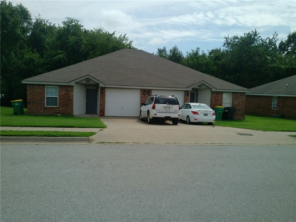 Nice duplex in Centerton featuring 3 bedrooms, 2 bathrooms & 1 car garage. Carpet in living room, and laminate wood floors in bedrooms. All appliances are included. New paint throughout.