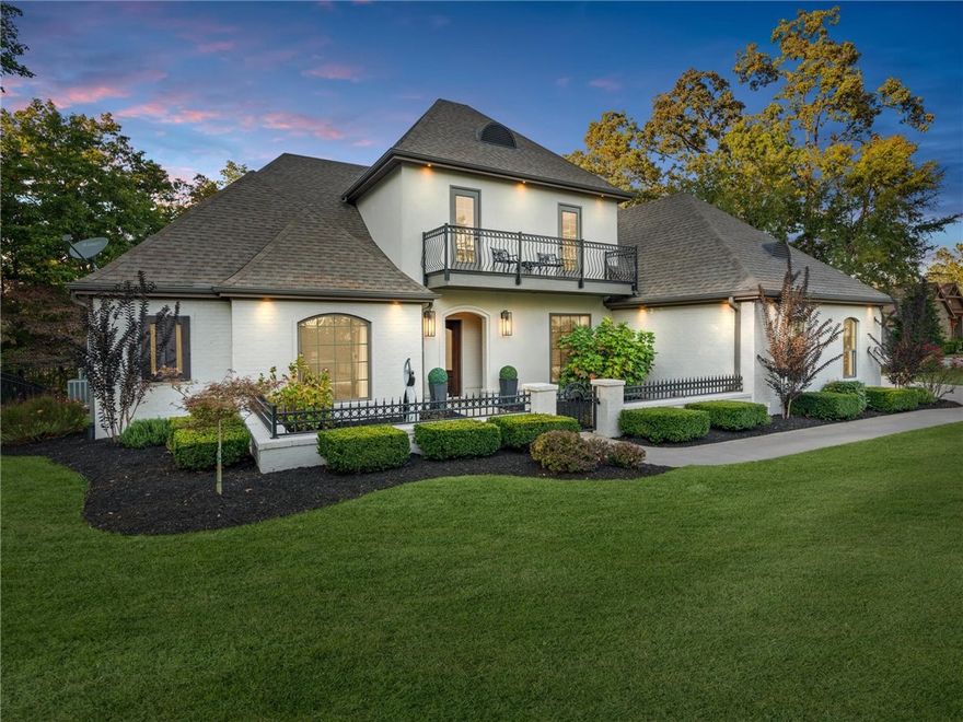 Beautifully updated home in the gated Estates of Lakeway, just minutes from Beaver Lake with access to a
private community boat slip. Recent high-end renovation includes a bright sunroom addition, open floor
plan, and luxury designer finishes throughout. Features 3 bedrooms, 3.5 baths, new roof, granite
counters, new hot water heater and a spa-like primary bath. Set on nearly 4 acres of wooded privacy this home is ideal for
entertaining or relaxing in quiet comfort. Experience refined lake-area living at its best.