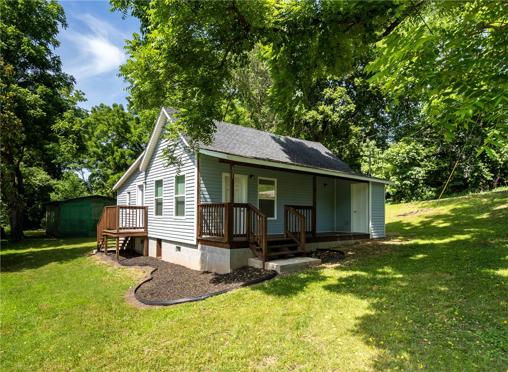 LOCATION!!! Walk to downtown Siloam Springs! Don't let the vibrant life of Siloam Springs pass you by! This home has been completely remodeled and its ready for you to enjoy! HVAC system carries a 5 year warranty. New electrical (brand new rewiring), new plumbing! Termite inspection has been done. Make this home yours today and I promise you, it'll be the best decision you make in 2021.