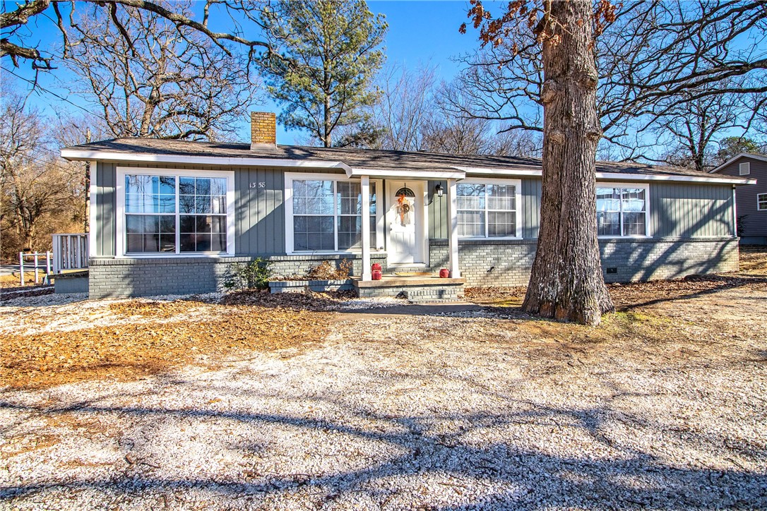 Located close to the U of A and I-49, between Wedington & Mt Comfort, and Garland & Sang, this 3 BR/ 3
BA property has just been remodeled with updates that include a new roof, new flooring, new paint - both
inside and out, new kitchen counters, new dishwasher, completely new plumbing, new light fixtures, new
back deck, and new driveway. Excellent property for students.