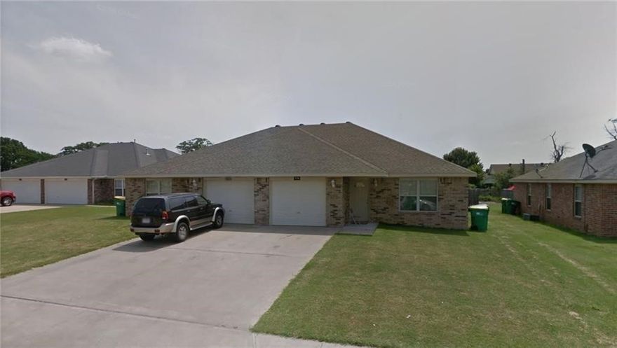 Nice 2 bedroom 2 bath duplex with 1 car garage centrally located in Centerton. Bright open floor plan with huge kitchen. Newer paint and plank flooring. Privacy fenced yard. Pictures are similar but not exact. Background and Credit Check required