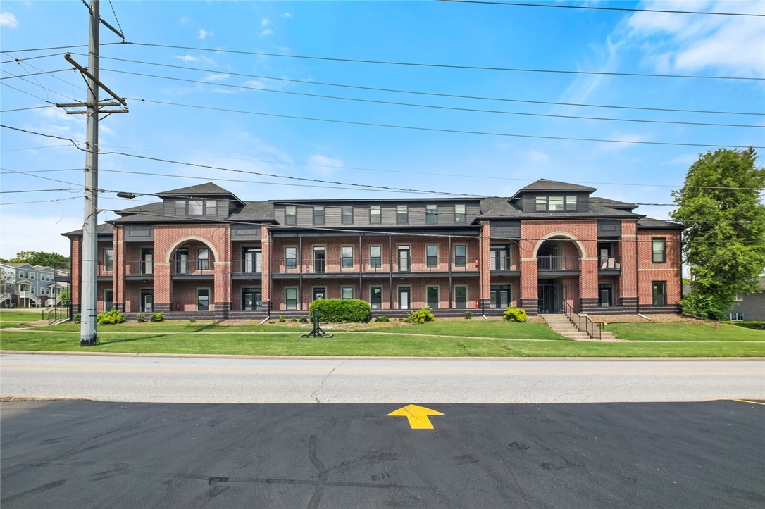 North Corner Condos - Luxury, Security & Location, All in One. Newly renovated & just steps from the University of Arkansas, North Corner Condos is a boutique 19-unit community perfect for students or investors. Unbeatable Location: .6 mile walk to University of Arkansas, One Minute walk to Razorback Greenway, One mile walk to Dickson Street, shops, dining, & bus stop at your door. Fully Renovated: New roof, windows, paint, gutters, and HVAC—move-in ready & low-maintenance. Modern Interiors: 3 designer packages include granite counters, premium fixtures, full appliance sets. Secure Living: Owner-only access to upper floors, keyless entry, cameras, & fire suppression system. Whether buying for your student or as a smart investment, North Corner Condos offer prime real estate in Fayetteville’s most desirable student hub. Multiple units with several different floor plans available. 2 and 3 bedrooms, all 2 full baths. Images featuring staged furniture depict model units. Individual units may vary in layout and finish.