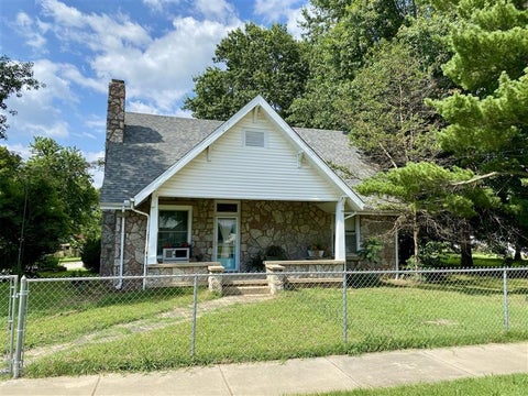 Photo of 1304 E Main Street, Green Forest, AR 72638 (MLS # 1355641)