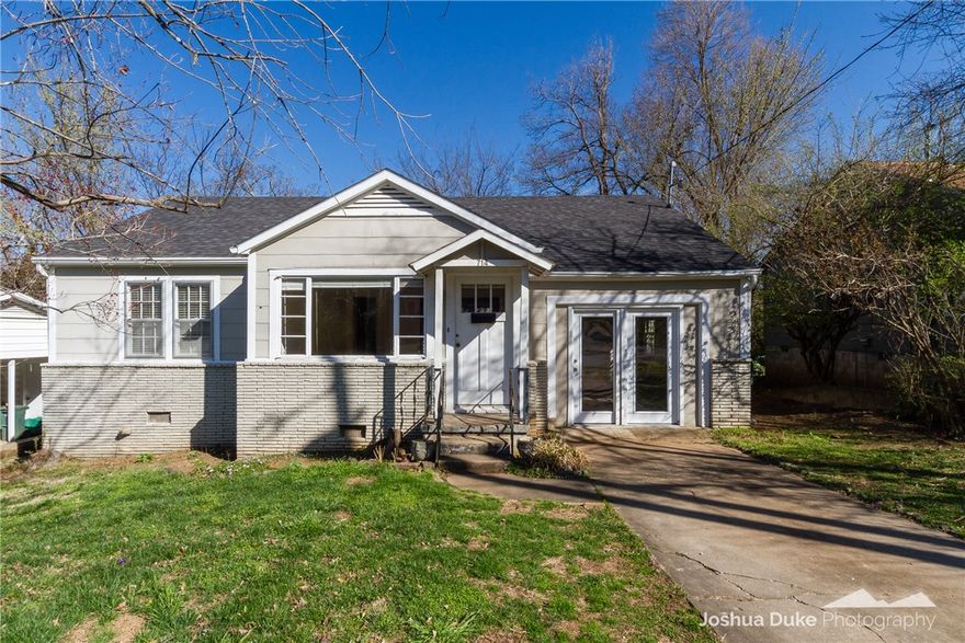Location, Location, Location. Cute 2 bedroom 1 bath home in the heart of Fayetteville with a good size fenced in backyard. Charming neighborhood not far from downtown Fayetteville and the University of Arkansas.