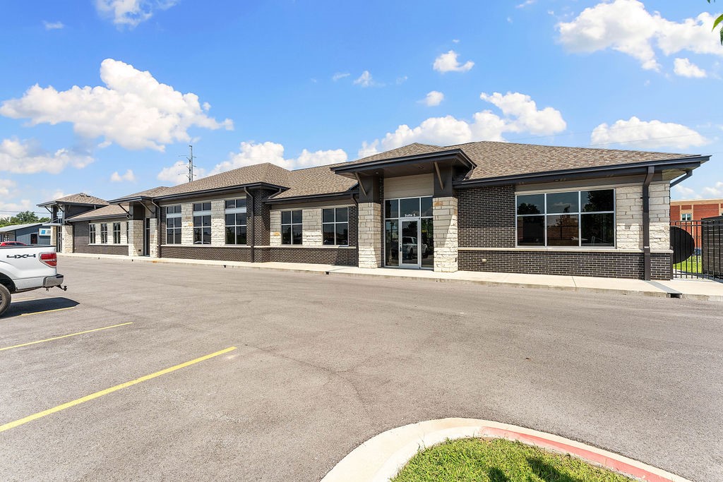 Discover an exceptional opportunity to lease modern office space in a brand-new building on J Street, right next to Bentonville High School. With available suites ranging from 1,288 to 3,313 sq. ft., this property is ideal for professional services such as office space, dental, or medical practices. Boasting over 18,000 cars per day, your business will thrive with unmatched visibility and accessibility in a high-growth area. Featuring contemporary design, energy-efficient systems, ample parking, and flexible floor plans, this prime location is perfect for establishing or expanding your professional presence.