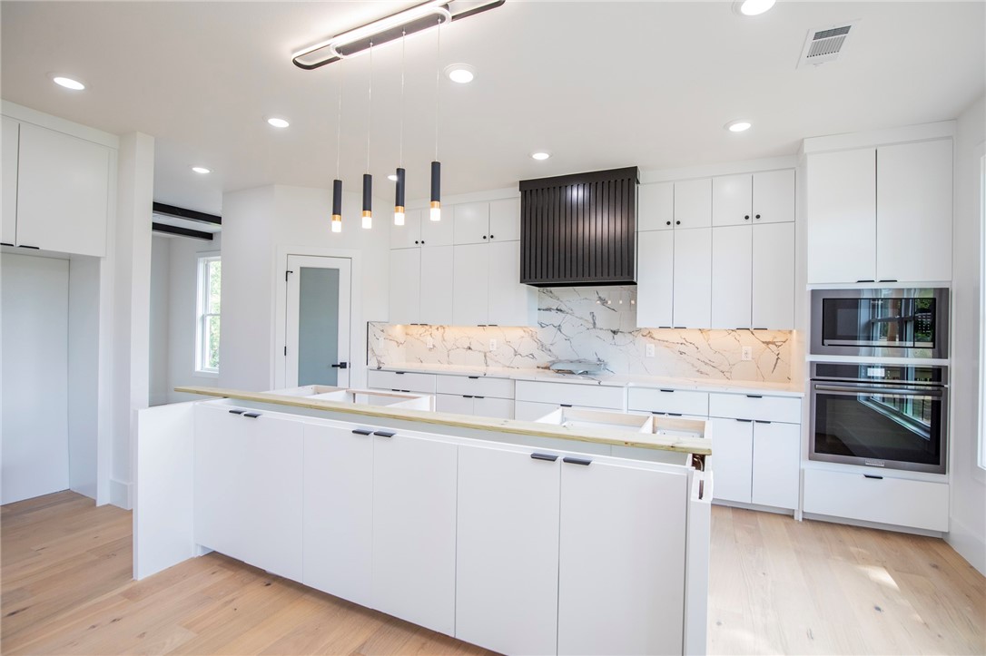 Another Beautiful collaboration between 12 Stone Construction & Design and HSK! Contemporary design lets the outside in showcasing the surrounding Ozark Mountains! Yet mere minutes to the new Walmart campus, Downtown Bentonville and world-class restaurants and museums and just steps to the Grammercy trailhead. Luxurious details abound from the spa-like shower bars to the designer wall and ceiling treatments to the smart home features, every feature has been carefully thought out and chosen. True Five bedroom with additional dedicated spaces for office, dining, exercise, and media room. PLus two living areas--one up and another downstairs!