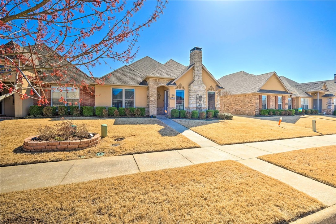 Must see! Won't last long! 2bed/2bath Townhome in sought after subdivision. Well maintained, Granite countertops, Large bedrooms, Open floor plan, new HVAC in 2020. New Water Heater 2022. Quiet neighborhood, great neighbors make this a great place to live and relax. POA provides lawn maintenance and includes use of Club House, workout room, and community pool! Come see for yo.urself.
Also note that there is a second attached unit listed See MLS 1233611.