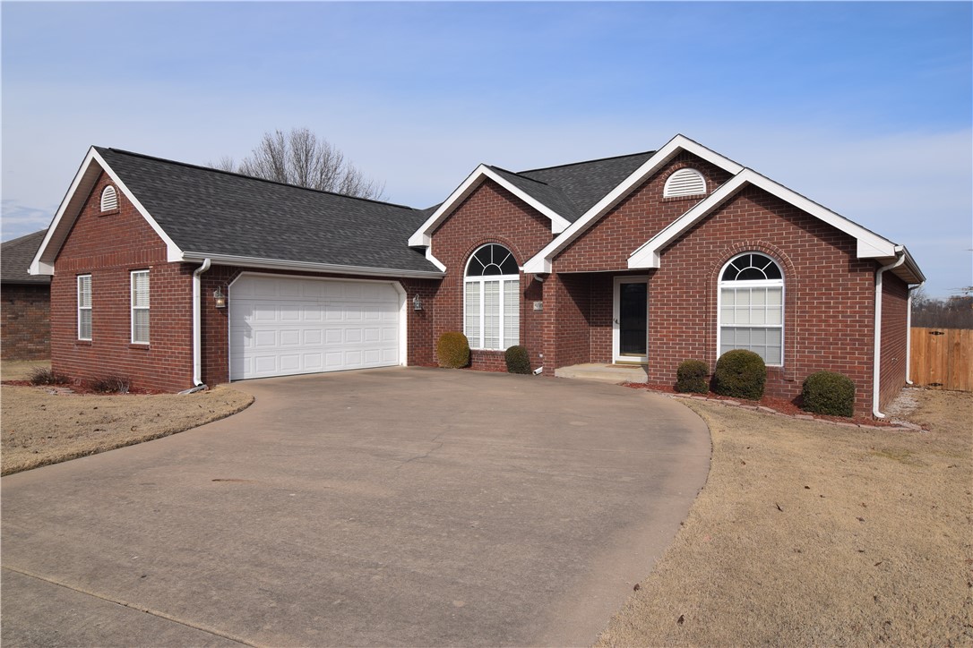 well maintained 3BR 2bath home in great location. convenient to shopping, schools, and hospital. house has a plaza load large 2car garage. there is no house behind, with new privacy fence, and nice deck. generous closets for storage, pantry, coat closet. primary bath has jetted tub and walk in shower with large master closet.