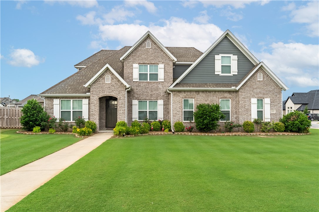 Located on a corner lot in established Creekside subdivision, this home is sure to impress! Home has had one owner and was built as a custom in 2018. Two levels, perfect for large families! Main level primary suite, open eat-in kitchen overlooking living room, large pantry w/bar, half bath right off the living for guests, three car garage, bonus room, outdoor grill built in, lots of storage, covered patio, immaculate yard, Community has a pool, playground and basketball court. Come take a look today!!!!