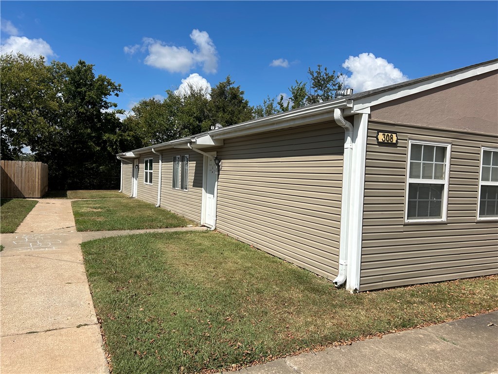 Updated and well maintained 2 bedroom, 1 bath duplex. Spacious with 1012 heated square feet. Refrigerator included and washer/dryer hookups available. Pets Negotiable with a $250 Refundable Pet Deposit. Rents for $925 per month with a $925 Security Deposit. 6 or 9 month lease negotiable with higher rent rate.