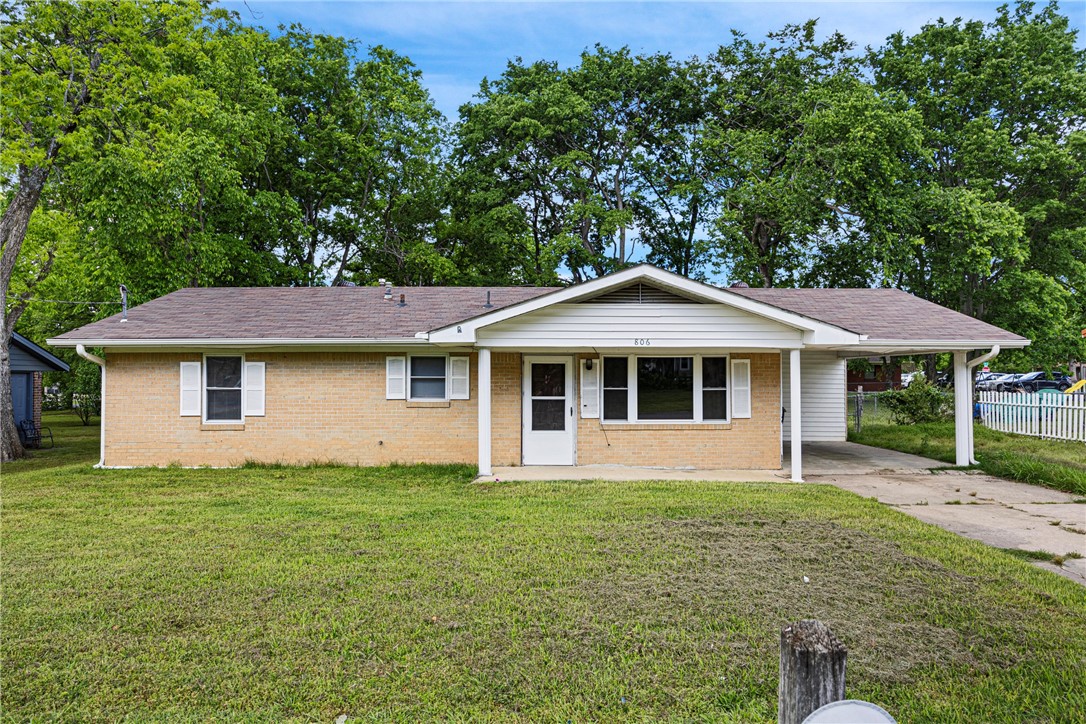 Charming West Russellville Home--This 3-bedroom, 1 bath home features nearly 1,300 square feet of comfortable living space just minutes away from downtown. Enjoy the peace of mind of a newer roof and HVAC system (both under 2 years old), some updated flooring, and the convenience of a covered carport. With a large, fenced backyard, there is ample room for pets, play, or entertaining. Whether you're starting out or adding to your investment portfolio, this property offers great value in a prime location.
Call today to schedule a showing!