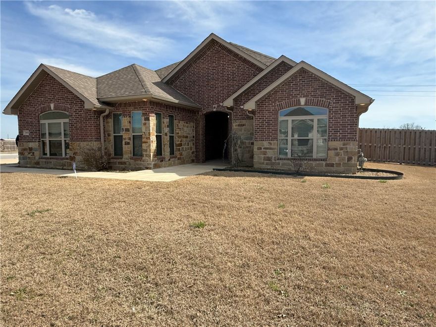 Welcome to Avalon, a sought-after Pea Ridge neighborhood near Bentonville. This charming ranch home features 4 spacious bedrooms, 3 full bathrooms, and an open concept layout, perfect for living and entertaining. Natural light floods the wood-look tile floors, complementing the elegant granite countertops in the kitchen and bathrooms. The expansive living room, kitchen, and dining area are designed for style and functionality, while the primary bedroom offers a private en-suite bathroom. Enjoy the large patio and fenced backyard, ideal for outdoor relaxation. With its great location, thoughtful design, and excellent value, this home is a rare find in Avalon. Schedule your showing today!