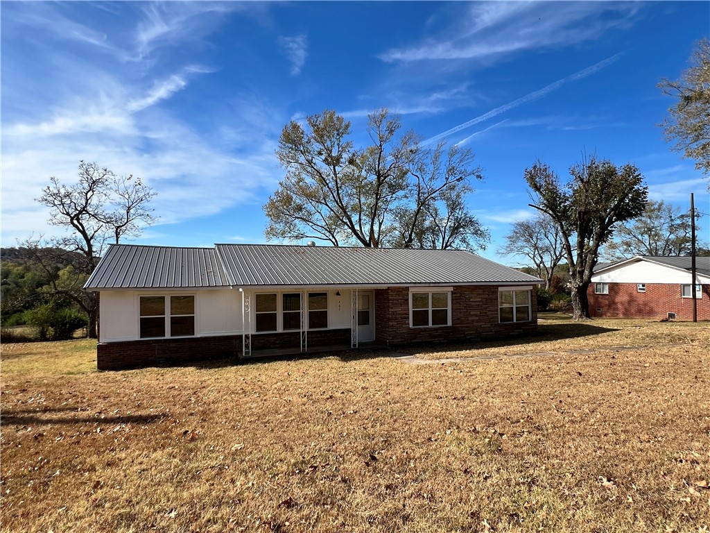 Located in the heart of Huntsville, this well built, 1716 sqft m/l, 3 bed 2 bath home would make a
perfect first time home for a new couple, yet has the space for a full family. Roomy open floor plan, large extra living area/bonus room with back porch access to a peaceful view. Large laundry room, Low maintenance exterior with metal roof.
Located close to all amenities including groceries, gas, shopping, and Huntsville schools. Recent updates inside and ready to move into, book a viewing today.