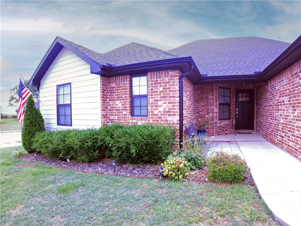 This great 4 Bedroom sets on a large corner lot in a very sought after subdivision .Large covered patio and fully fenced back yard is a great place for outdoor entertainment. The modern interior with high ceilings with gas log fireplace in the living room is an open plan with a great kitchen with a large island bar.
Lots of windows to bring in the natural light.