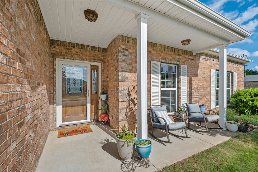 Check out this sweet 3-bed, 2-bath home. It's a comfy 1,978 sqft and sits on a big corner lot in a super nice, established neighborhood. Don't miss out on the all-purpose sunroom that runs from one end to the other, with large, screened windows & 55" TV. You, your fur babies & plants will enjoy this space.
Grabbing groceries is no biggie, and there's tons of fun stuff to do around here. Not to mention, you're only 11 min from the University of Arkansas.
Bonus? There's a 10x10 shed out back for all your stuff. Plus, the Maytag fridge, microwave, dishwasher, and 30" double oven all stay! Enjoy long-term savings & peace mind with new roof installed in 2022, updated HVAC system from 2018. You'll appreciate the privacy fence in the bigger backyard. Wait till you see the 2 beautiful magnolia trees!
Inside feels so airy and bright with lots of natural light and open space. If you love to bike or walk, you're close to the Greenway & parks!
Come see it, you might just fall in love!