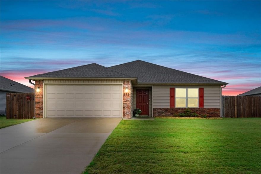 IDEAL EAST SILOAM HOME. Located in quiet Somerset, perfect 2023 built 3/2 home with upgrades listed on amenities portfolio. Seller is conveying 1)washer 2)dryer 3) frig 4) Pit Boss Pelet grille 5) kitchen butcher block wheeled island - all with acceptable offer. House has everything - level yard for recreation, privacy fence, 2-car garage, and split floor plan. Gutters, blinds, ceiling fans, decorative light fixtures, lighted mirrors in bathrooms, hanging pot rack. Upgrades at backsplash, garage door, wall-mounted fireplace in living room. Decorative accent paints on selected walls. Ask your real estate professional about preferred lender credit towards closing costs or interest rate buy downs.