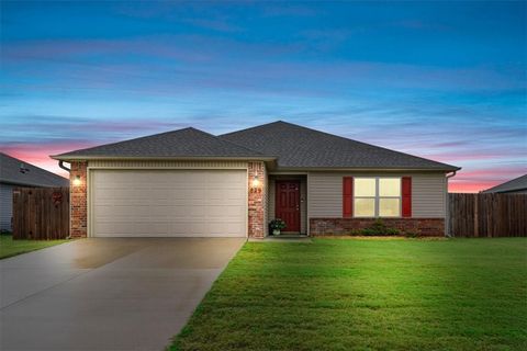 Photo of 829 Katlyn Drive, Siloam Springs, AR 72761 (MLS # 1326891)