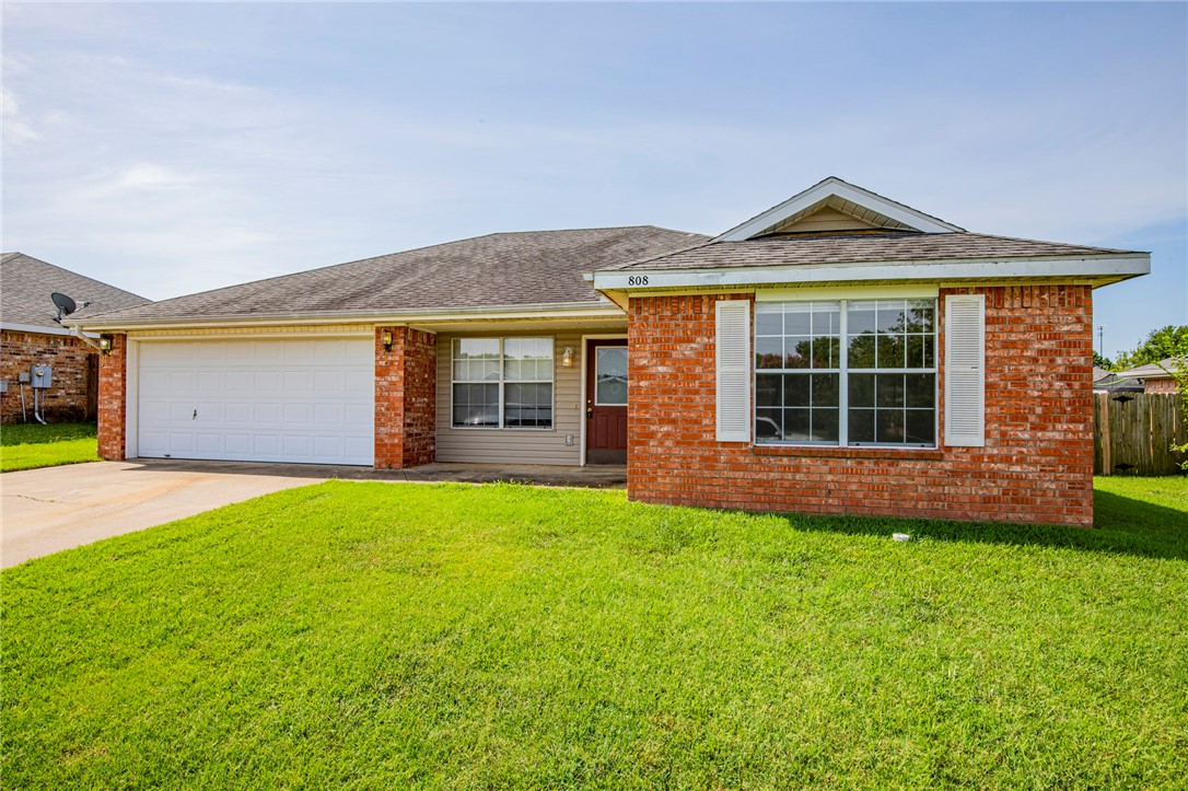 Great 3 bedroom 2 bath home just minutes from I-49, downtown Bentonville, Bike trails, schools, dining etc. Tile in kitchen and baths, new vinyl plank wood style flooring thru living room and hall, new carpet in bedrooms. Living room has vaulted ceiling with gas fireplace that opens into the kitchen. Kitchen includes lots of cabinets. Master bedroom has trey ceiling and bath includes vanity area and large closet. Fenced back yard with pergola.