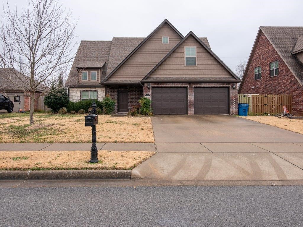 Great location one of a kind 4 bed room 3 and 1/2 bath with a formal dinning room, cathedral celling , new roof October 2021, plumed for central vacuum,.. Don't miss out on this opportunity! Act Fast