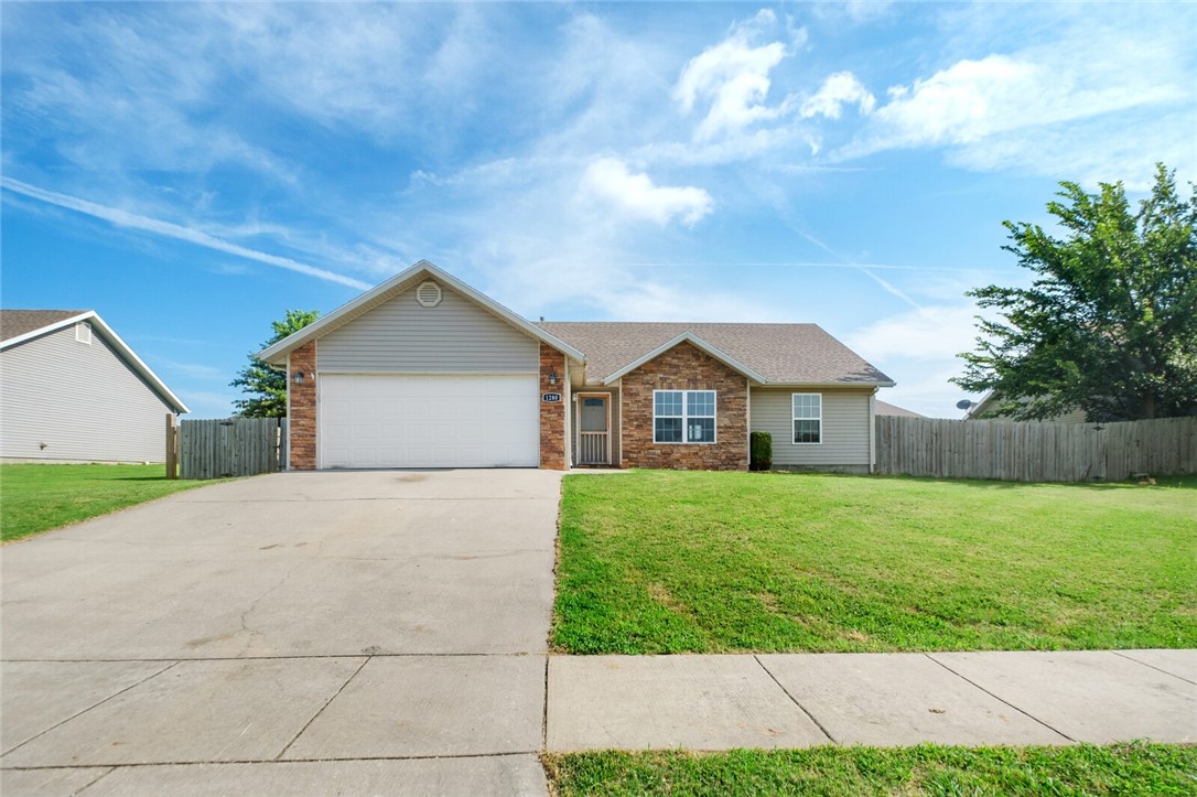Welcome to your new home in the desirable Sundowner Subdivision! This charming, 4 bedroom, 2 bathroom home is perfectly located just minutes from Prairie Grove Battlefield Park, downtown shops and restaurants, and less than 20 minutes to I-49 and the University of Arkansas.
Step inside to an inviting semi-open layout featuring wood laminate flooring, a cozy gas log fireplace, and an eat-in kitchen with granite countertops, tile backsplash, and stainless steel appliances. A separate formal dining area or flex space offers even more room to gather and entertain.
Youāll love the fresh feel throughout, and brand new carpet has just been installed, making it truly move-in ready. Relax in the spacious primary suite with a private bath, plus enjoy three additional bedrooms and a full guest bathroom.
Out back, unwind on the patio and enjoy your large fenced yard, perfect for summer evenings or letting pets play. This is the ideal blend of comfort, space, and location; come see it today!