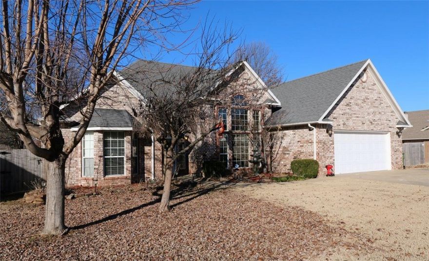 This is a gem, all updated and shows great. Stainless steel appliances, granite counter tops, split floor plan, newer air conditioning, dual heat pumps, office or study off master bedroom, formal dining.