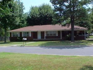 1505 West 3rd street - Location of this 3 bedroom, 2 bath home couldn't be better. Large yard and beautiful trees make this a place you'll want to live. Hardwood floors and carpet, countertops and sinks. Laundry inside. Vacant and ready to move in!