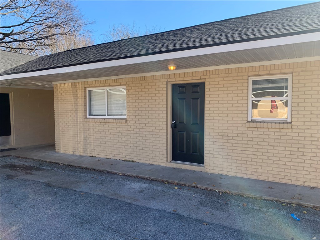 Agent Owned. Newly renovated unit only 4 blocks south of the Neighborhood Market; 5 mins to U of A and tons of restaurants on MLK nearby. This unit has been completely redone inside with new floors, new paint throughout, new doors, W/D included. Don't miss out on the fantastically located apartment! *6 month lease only.