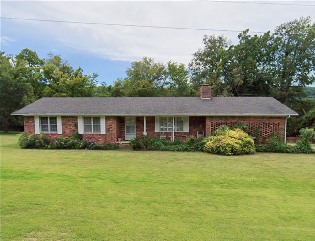 Beautiful brick home sitting on a gorgeous large lot in Marshal. Featuring three bedroom, two bathrooms, a great patio, and a huge unfinished basement, this property has potential in every corner.
