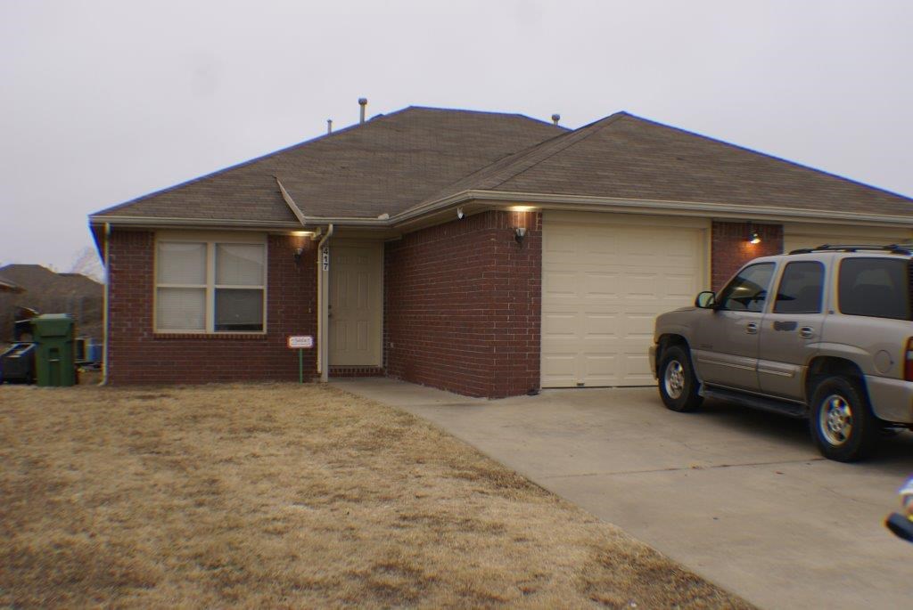 Tremendous duplex w/3 Bedroom, 2 bath, 1 car garage on each side. Most appliances convey. Fully leased and has been leased for over 96% of the past 2 years. Owner will have nothing to do except deposit rent; property was remodeled in 2019 and is in great shape. 25% down currently yields 34% gross return on equity.