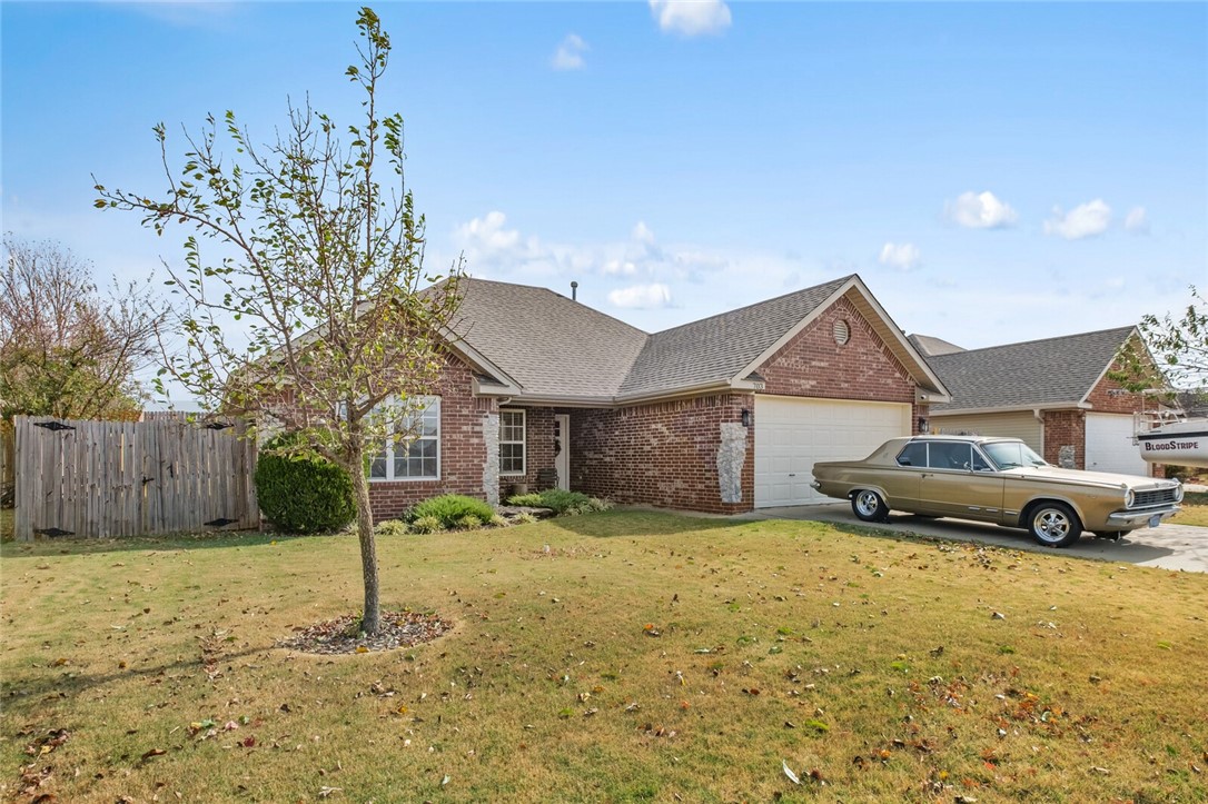 Welcome to 703 SW Sand Rock, a delightful home that perfectly combines classic charm with modern comforts in a friendly Bentonville neighborhood. This residence boasts an inviting layout, featuring new flooring and a hot water heater installed in 2023, along with a brand-new roof installed in 2024.
With three bedrooms and two bathrooms, this home offers a thoughtful design. As you enter, you'll find a welcoming entryway that leads into the spacious living room. The master bedroom is conveniently located on one side of the home, while the other two bedrooms are situated on the opposite side. Step outside from the living room to discover an oversized patio, ideal for entertaining friends and family. Plus, youāre just a short two-mile bike ride from Coler Mountain Bike Preserve, providing easy access to scenic trails. Whether youāre looking for your first home or a cozy retreat, this is a fantastic opportunity in Bentonville!