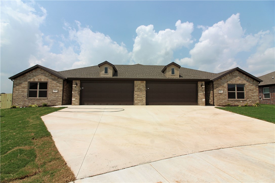 Super location and close to shcools. 1 level 3 bedroom 2 bath duplex w/ ss appliances, open floor plan, island bar, granite throughout, beautiful wood look tile flooring and carpets in bedrooms. Privacy fenced yard. Occupied. 24 hr. notice for all showings. 1 small pet negotiable with rental rate of $1495.00 and incredased deposit of 350.00