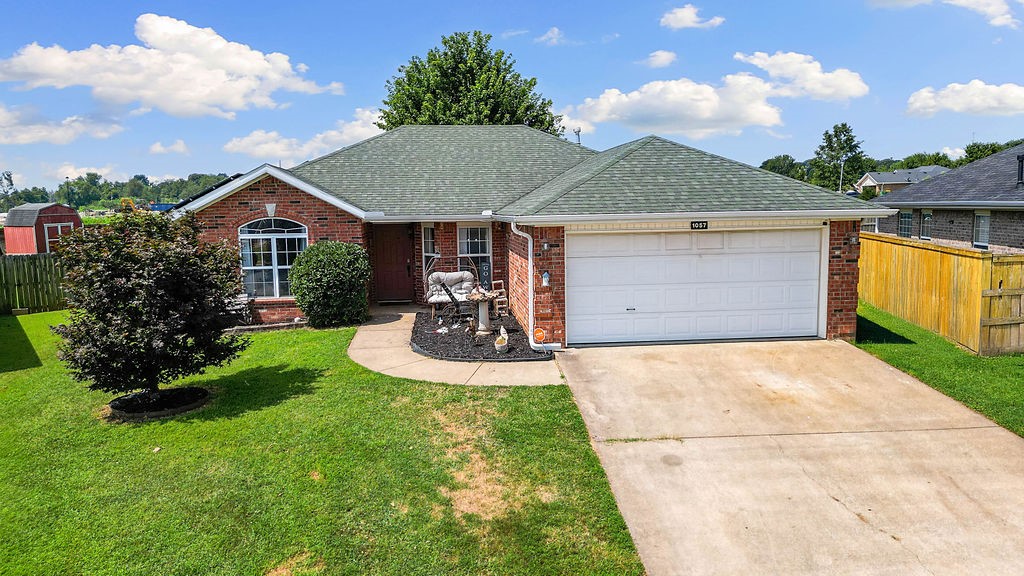 Welcome to this charming home nestled in the heart of Centerton!
Located in an established neighborhood, this home offers a comfortable and functional layout with an open-concept living and dining area that flows seamlessly into the eat-in kitchen. The desirable split floor plan provides privacy, with the primary suite featuring an en-suite bath, while two guest bedrooms and a full guest bath are situated on the opposite side.
This property is ideal for first-time homebuyersāmove-in ready with great updates and room to grow. Enjoy the spacious 0.31-acre backyard, perfect for entertaining, gardening, or letting your pets play. Updates include new light fixtures, a farmhouse sink, and a newer dishwasher. Additional perks include a powered backyard shed and fully paid-off solar panels, offering energy efficiency and long-term savings.
Donāt miss out on this fantastic opportunityāschedule your showing today!