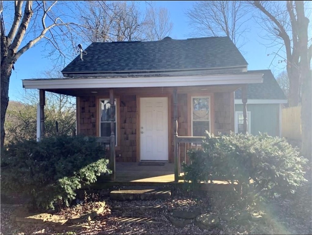 Cozy Cottage with modern interior charm in heart of downtown Fayetteville behind the old courthouse. Home is available for rent 4.9.21. This rental home has been completely remodeled in the last two years along with an addition added onto the back portion of the home. Rental home includes hardwood floors, granite counters tops through out, updated appliances at kitchen, tile surround tub / shower combo in the bathroom, cased in window treatment through out, crown molding in the main living areas, and outdoor patio on front of home and large wood deck in the back of the home. Location is convenient to shopping, U of A, Dickson street and Wilson Park! Washer dryer hooks ups. Pets are negotiable with $500 deposit. Current tenant still living in the home, please do not disturb. If you would like to see the unit please call listing agent to schedule an appointment. Video tour of home will be up in a week.
