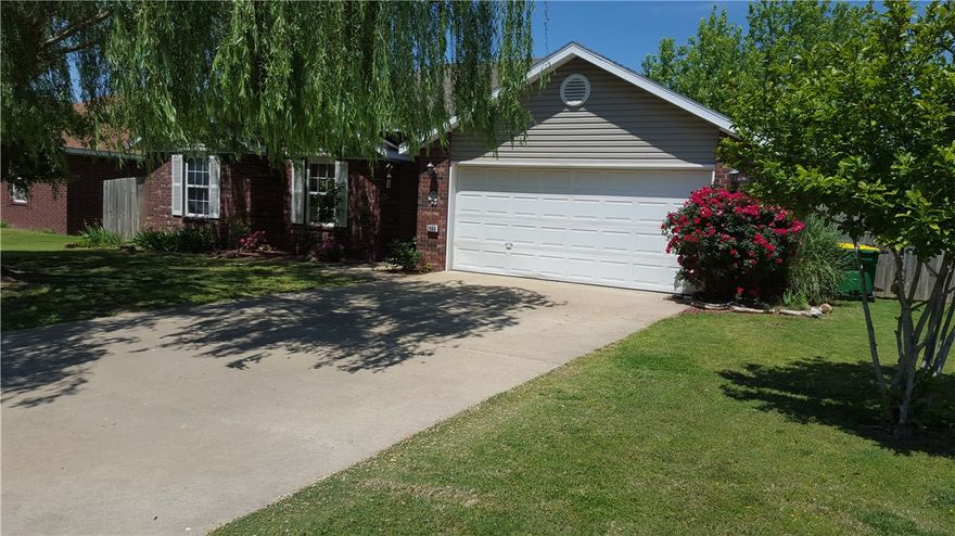 2" wood blinds, raised oak cabinets, ready to move in home. Fenced in back yard, high ceilings, crown molding, lots of trees in front and back yard, close to work schools, stores. All brick home.
