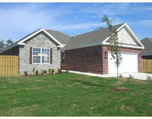 3 BEDROOM HOME CLOSE TO WALMART H.O. ADDITIONAL $25/MONTH FOR L MONTH LEASE TERM.
