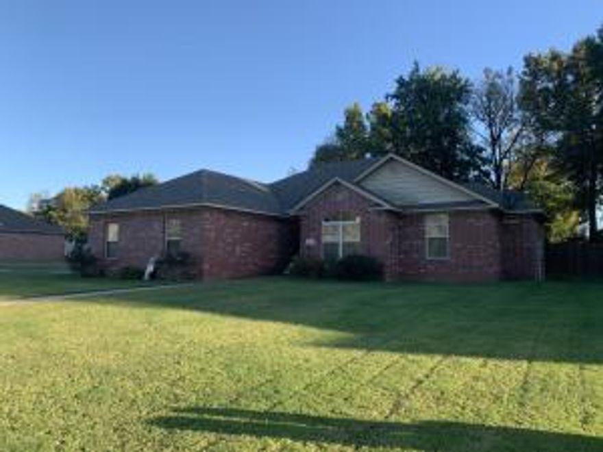 A wonderful home in one of the most desirable neighborhoods in Russellville, Shiloh Manor. This three bedroom / two bathroom home features an open floor plan with allowing plenty of room to entertain guests indoors, or you can entertain them outdoors in the large fenced in backyard. Master bathroom contains shower, jetted tub, dual vanities, and-walk in closet. Schedule your showing today!