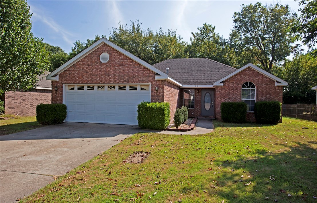 Great 3 bedroom 2 bath home in Fayetteville. Split floor plan, separate dining room, Living room has laminate wood flooring, vaulted ceiling, fenced back yard with mature trees.