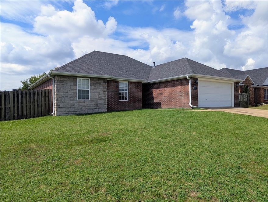 Charming 3-bedroom, 2-bathroom home in the heart of Centerton! This 1,600 sqft single-story residence features a split floor plan, perfect for privacy and comfort. Enjoy a cozy fireplace in the spacious living area, ideal for relaxing evenings. The eat-in kitchen offers ample space for dining and entertaining. The home includes a 2-car garage and a fenced-in backyard with a privacy fence, ideal for outdoor activities. Conveniently located near Main Street, with easy access to local shops and dining. Don’t miss this opportunity for comfortable living in a prime location!