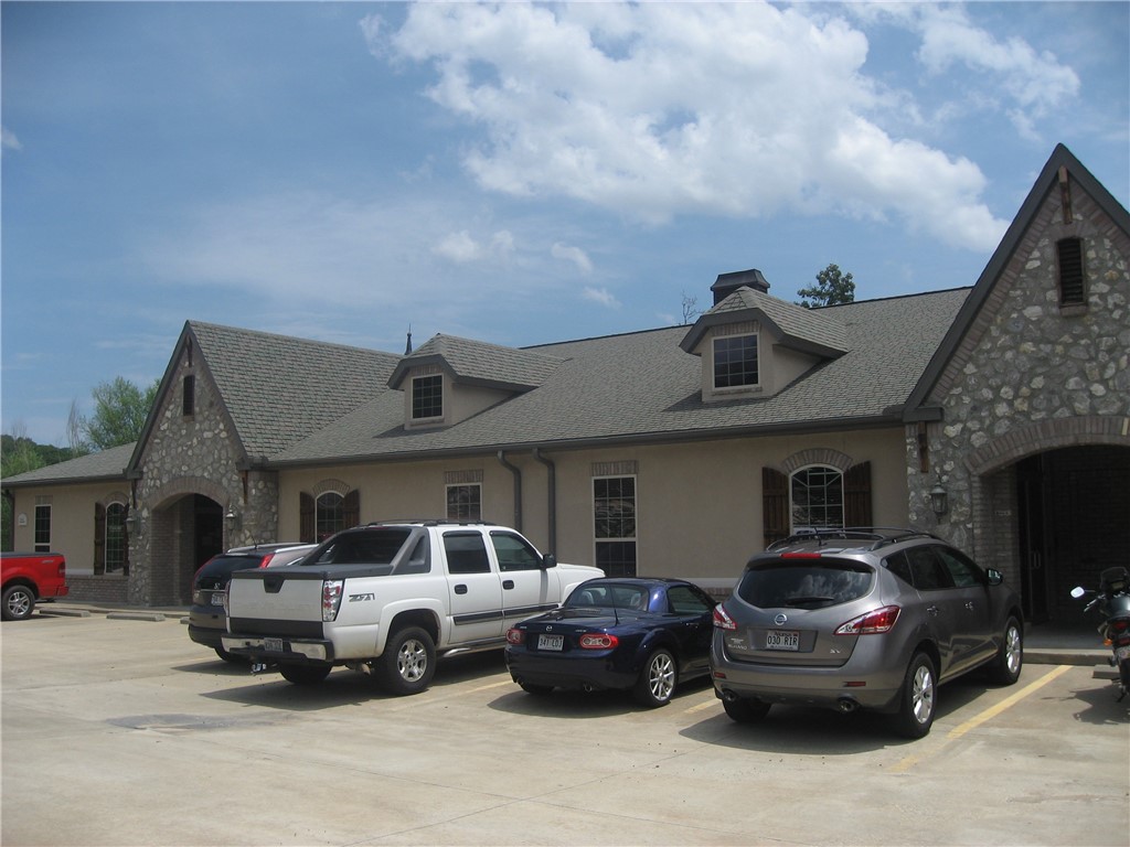 Office space located in North Bentonville with easy access to I-49. Available space 1500 SF - 3000 SF. Lease type is Modified Gross, tenant pays ultilities.