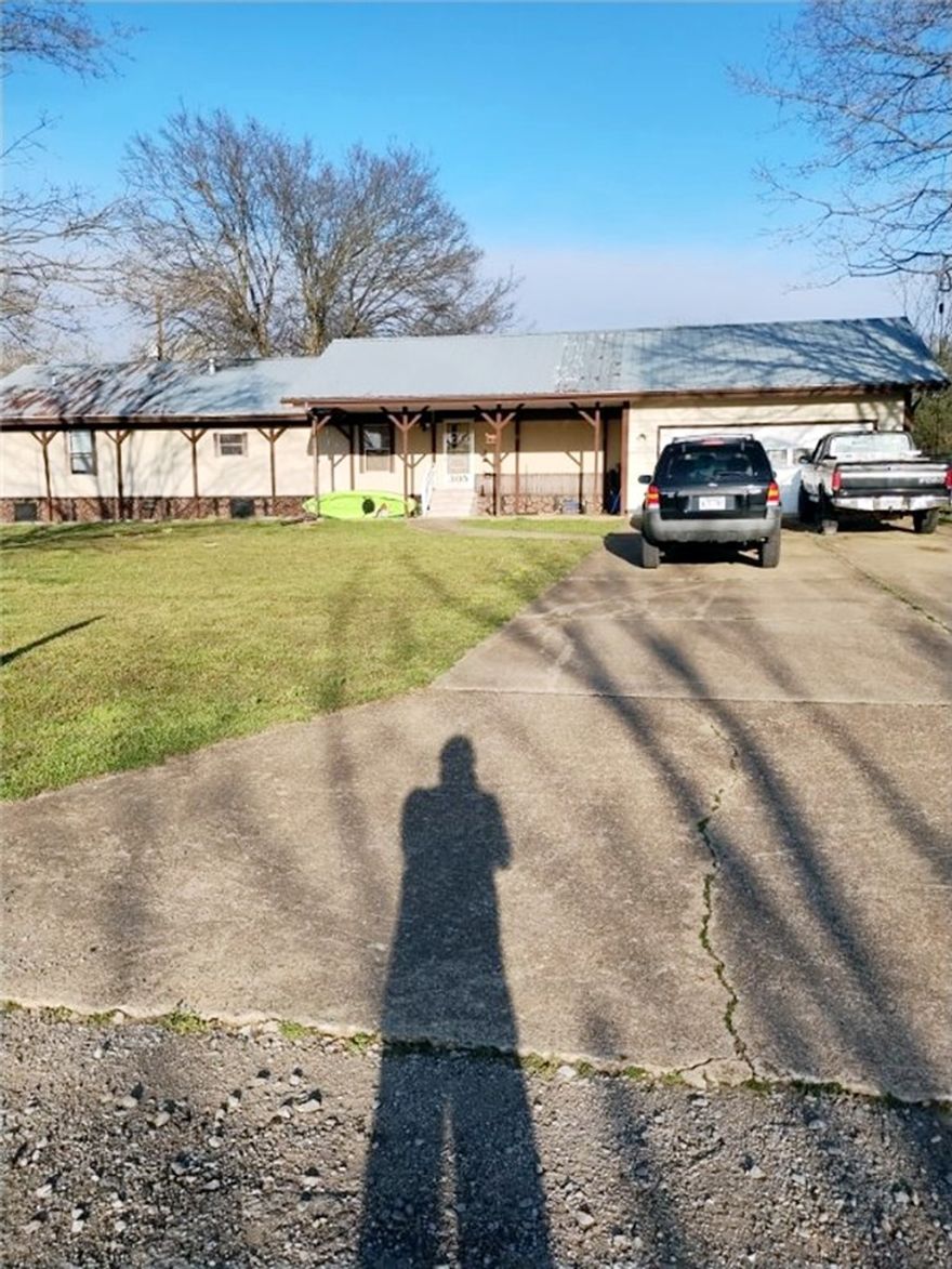 Located in beautiful Flippin AR, this well kept 2 bd 2 ba home on .34 acres with a fenced in backyard and nicely manicured lawn is inviting you to take a look. Priced to sell, all it needs is the right person to come along and make it their home. Closely located to town and in the city limits, this home boasts a 2 car attached garage and a driveway that can fit up to 6 parked vehicles. It is worth your time to come see this gem of a beauty!