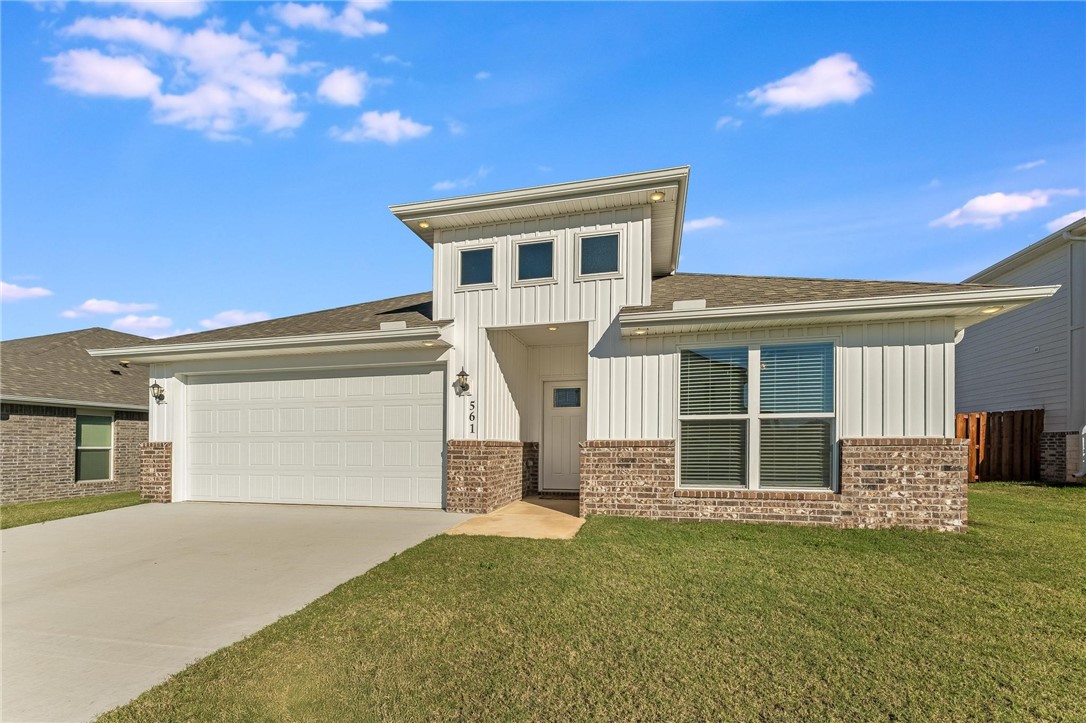 Turnkey 4 bedroom home available for a 3 month lease. High end finishes, bright and modern design. Quiet neighborhood close to everything.